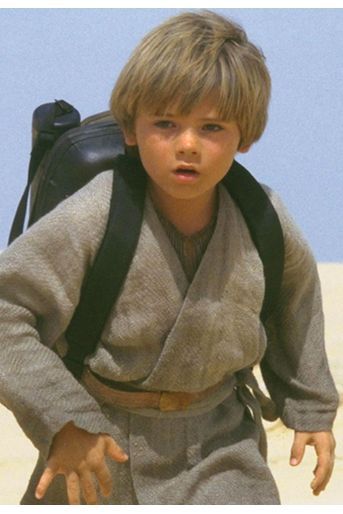 Jake Lloyd (Anakin Skywalker) : Le petit garçon à la tête d'ange de l'épisode I «La menace fantôme» a bien changé. La carrière de l'ancien acteur âgé aujourd'hui de 28 ans s'est soudainement arrêtée après qu'il a incarné Anakin Skywalker enfant. Il avait raconté dans une interview en 2012<br />
 comment «Star Wars» avait ruiné sa vie et l'avait dégoûté du métier d'acteur. En 2015 il a été arrêté pour conduite dangereuse, conduite sans permis et refus d'obtempérer durant son arrestation. Durant sa détention il a été diagnostiqué schizophrène et interné dans un hôpital psychiatrique. 