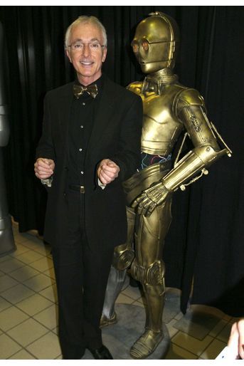 Anthony Daniels (C-3PO) : Anthony Daniels a repris son rôle de C-3PO dans les derniers films «Stars Wars», «Star Wars: Le réveil de la force» et «Star Wars : le dernier Jedi» et «Rogue One: A Star Wars Story». Il lui a également prêté sa voix dans les nombreuses séries animées et téléfilms dérivés de la saga à la télévision et dans les jeux vidéos.