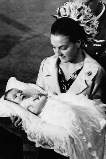 La princesse Margriet des Pays-Bas avec son quatrième fils, le prince Floris, le 17 octobre 1975