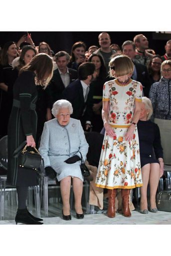 La Reine Elizabeth II À La Fashion Week De Londres Pour La Première Fois    26