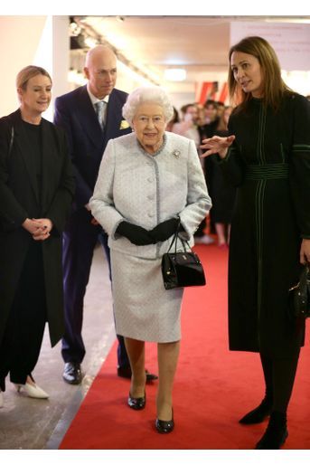 La Reine Elizabeth II À La Fashion Week De Londres Pour La Première Fois    30