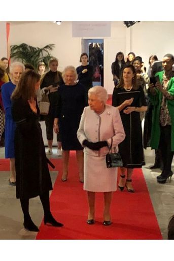 La Reine Elizabeth II À La Fashion Week De Londres Pour La Première Fois    8