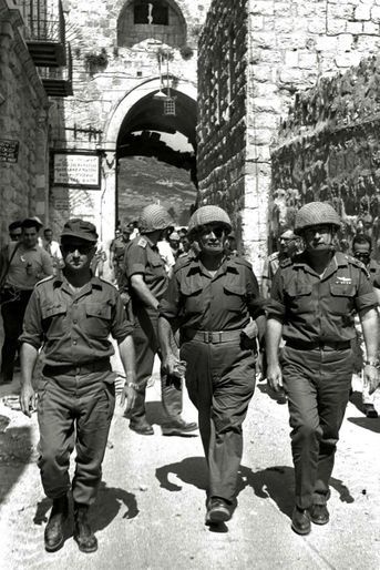 Le général Uzi Narkiss,  le ministre de la Défense Moshe Dayan, et Yitzhak Rabin entrant dans la Vieille Ville de Jérusalem à l&#039;issue de la gue...