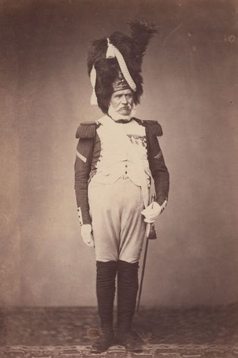 Le grenadier. Monsieur Burg est un soldat d'alite du 24e régiment de la Garde impériale. Il porte un uniforme en drap bleu impérial ainsi qu'un b...