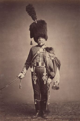 Le hussard. Monsieur Fabry était un intendant au 1e régiment de hussards. Il porte un couvre-chef d'origine turque, appelé "colback".