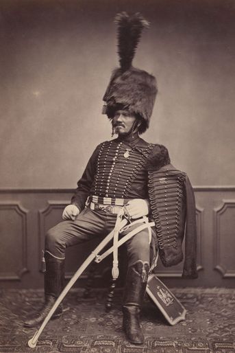 Le hussard. Monsieur Moret était également un cavalier. Il possède une sabretache, qui sert de porte-documents.