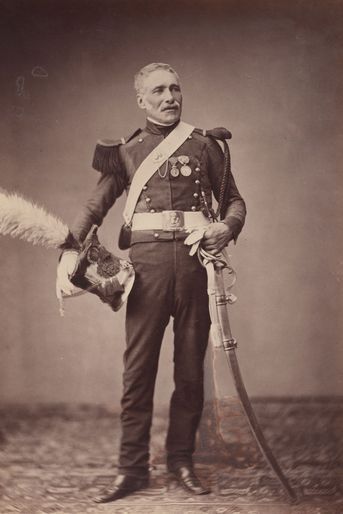 Le lancier. Monsieur Dreuze veillait dans la deuxième division de cavalerie légère. Il porte deux pistolets, un mousqueton, et une lance.