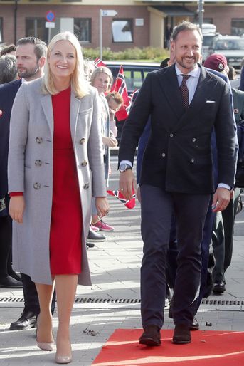 La princesse Mette-Marit de Norvège dans un manteau Burberry, le 20 septembre 2017