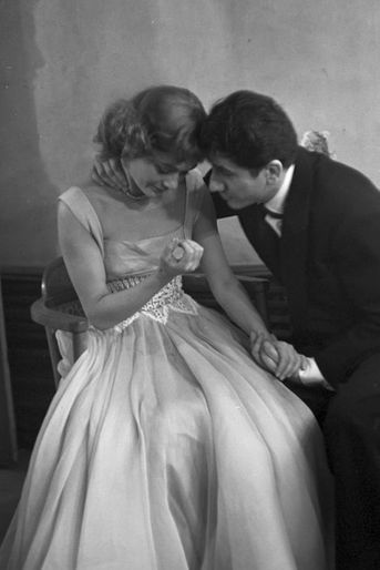 Mars 1954, Paris. Danièle Delorme présente des numéros lors d'un gala en compagnie de Daniel Gelin