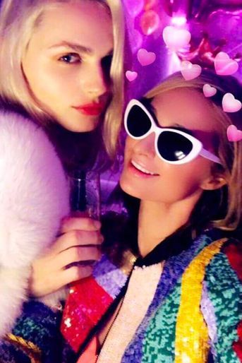Paris Hilton fête ses 37 ans avec Andreja Pejic