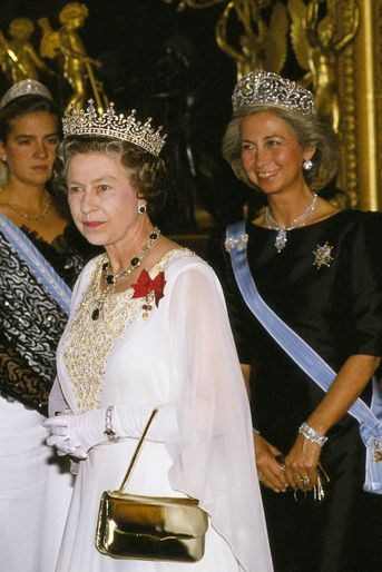 La reine Sofia d'Espagne coiffée du diadème "fleur de lys", avec la reine Elizabeth II, le 17 octobre 1988