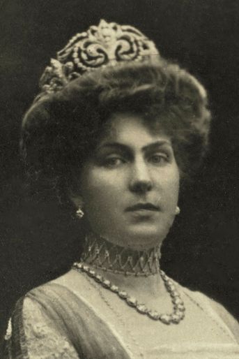 La reine Victoria-Eugenie d'Espagne coiffée de son diadème "fleur de lys" ouvert sur l'arrière
