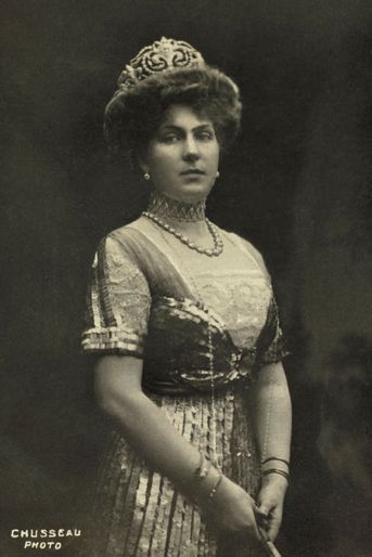 La reine Victoria-Eugenie d'Espagne coiffée du diadème "fleur de lys" après qu'elle l'ait fait modifier