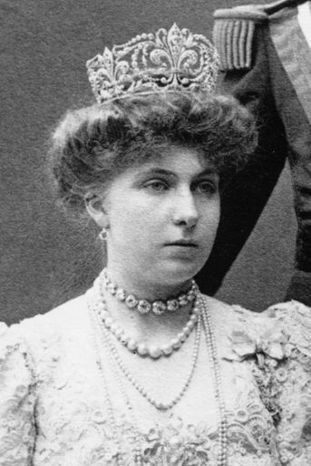 La reine Victoria-Eugenie d'Espagne coiffée du diadème "fleur de lys" dans sa version d'origine