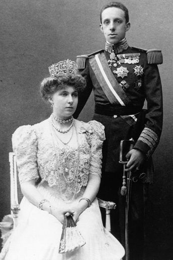 La reine Victoria-Eugenie d'Espagne (avec le roi Alfonso XIII) coiffée du diadème "fleur de lys" dans sa version d'origine, le 1er mai 1906