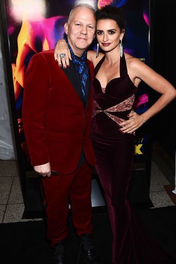 Penélope Cruz avec Ryan Murphy lors de l'avant-première de la série "The Assassination of Gianni Versace : American Crime Story" à Hollywood, le 9 janvier 2018.