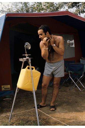 Alpes-Maritimes, 1973 : un jerricane d'eau, un petit miroir... des ustensiles bien utiles pour se raser sous la tente.
