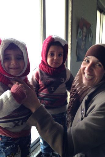 dernière image de Syrie: une mère souriante et ses deux enfants emmitouflés