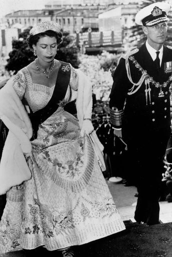 La reine Elizabeth II dans la robe de son couronnement à Wellington, le 18 janvier 1954