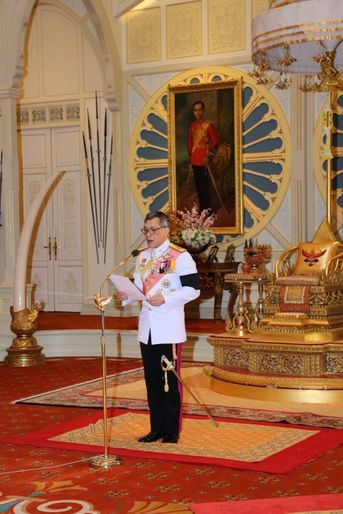 Maha Vajiralongkorn Officiellement Proclamé Roi De Thaïlande 11
