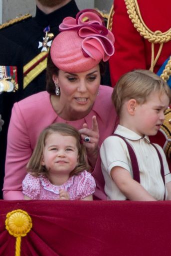 La duchesse Catherine de Cambridge avec ses enfants la princesse Charlotte et le prince George à Londres, le 17 juin 2017