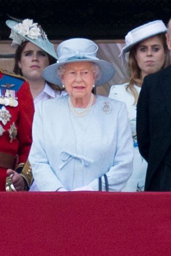La reine Elizabeth II avec ses petites-filles les princesses Eugenie et Beatrice d&#039;York à Londres, le 17 juin 2017