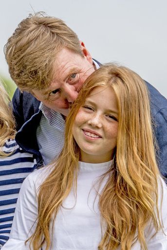 Le roi Willem-Alexander des Pays-Bas avec la princesse Alexia à Warmond, le 7 juillet 2017
