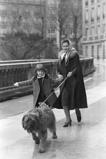 Simone Veil promène à Paris le chien Shadok avec sa petite-fille Isabelle, en janvier 1978.