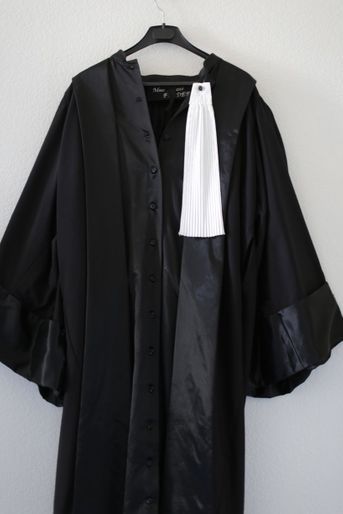  Costume «9 mois ferme» : robe d'avocat portée par S. Kiberlain dans le rôle d'Ariane Felder.