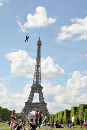 Une tyrolienne à 115 mètres du sol a été installée au-dessus du Champ de Mars à Paris.