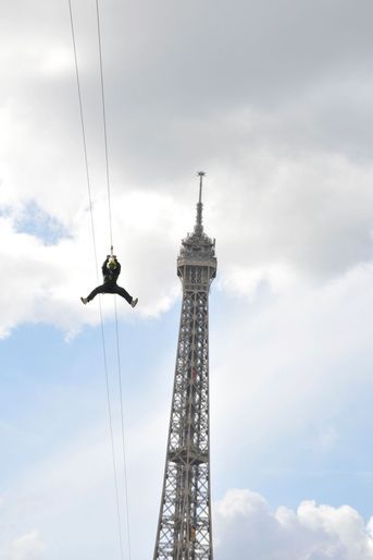 Une tyrolienne à 115 mètres du sol a été installée au-dessus du Champ de Mars à Paris.