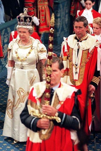 La reine Elizabeth II avec le prince Charles au Parlement à Londres, le 23 octobre 1996