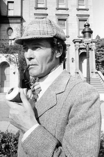 Roger Moore en Sherlock Holmes 1976