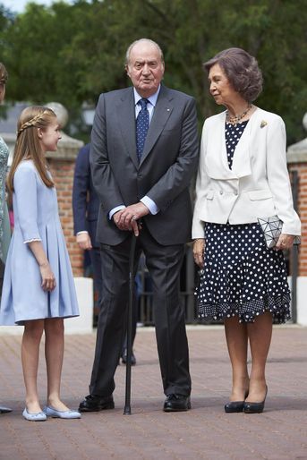 La princesse Leonor d'Espagne avec ses grands-parents paternels l'ancien roi Juan Carlos et l'ancienne reine Sofia à Madrid, le 17 mai 2017