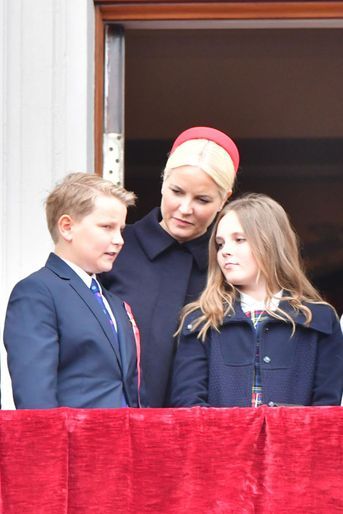 La princesse Mette-Marit de Norvège avec la princesse Ingrid Alexandra et le prince Sverre Magnus à Oslo, le 17 mai 2017