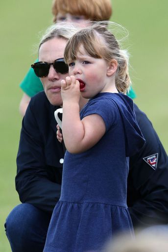 Mia Tindall avec sa mère Zara Phillips à Tetbury, le 11 juin 2017