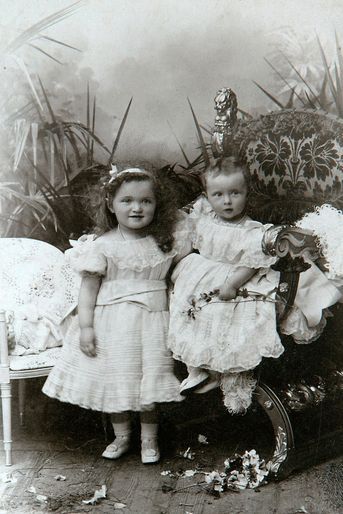 Les grandes-duchesses Olga et Tatiana de Russie. Photo non datée