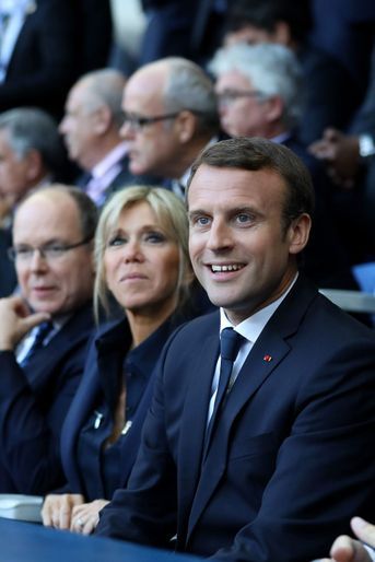 Le prince Albert II de Monaco, Brigitte Macron et Emmanuel Macron dimanche soir au Stade de France pour la finale du Top 14 entre Clermont et Toulon.