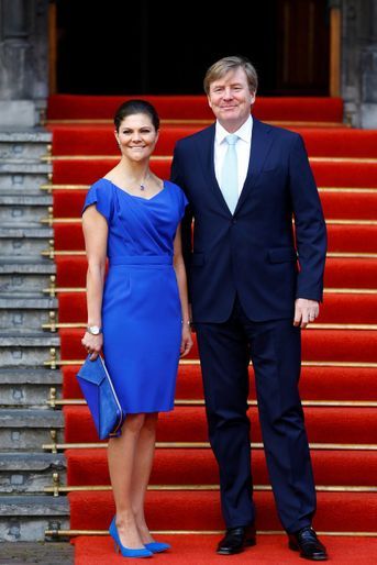 La princesse Victoria de Suède et le roi Willem-Alexander des Pays-Bas devant le Binnenhof à La Haye, le 26 avril 2017