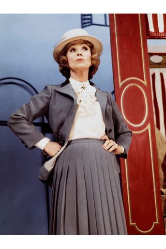  Danielle Darrieux répète une scène de la pièce "Lucienne et le Boucher", en septembre 1976, au Théâtre Saint-Georges, à Paris.