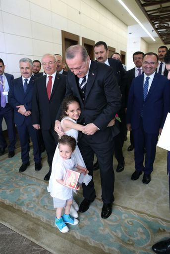 La petite Bana et sa famille ont obtenu la nationalité turque des mains du président Recep Tayyip Erdogan, le 12 mai 2017.