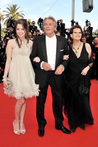 Claudia Cardinale avec la famille Delon au festival de Cannes 2010.