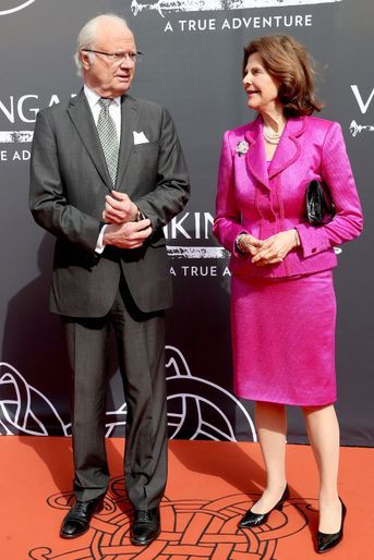 La reine Silvia et le roi Carl XVI Gustaf de Suède au musée Vikingaliv à Stockholm, le 28 avril 2017