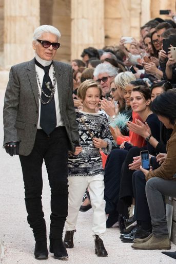 Charlotte Casiraghi et Karl Lagerfeld au défilé "Croisière" de Chanel à Paris, le 3 mai 2017