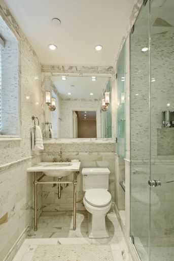 Une salle de bain tout de marbre. 