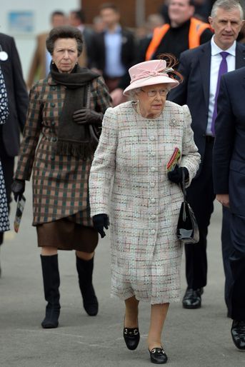 La reine Elizabeth II et la princesse Anne à l'hippodrome de Newbury, le 21 avril 2017