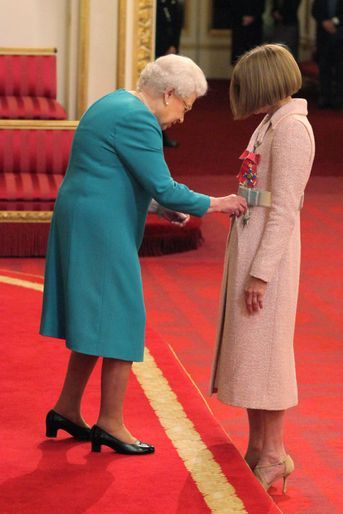 La reine Elizabeth II fait &quot;Dame Commandeur&quot; Anna Wintour à Londres, le 5 mai 2017