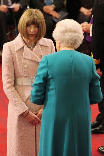 La reine Elizabeth II et la papesse de la mode Anna Wintour à Londres, le 5 mai 2017
