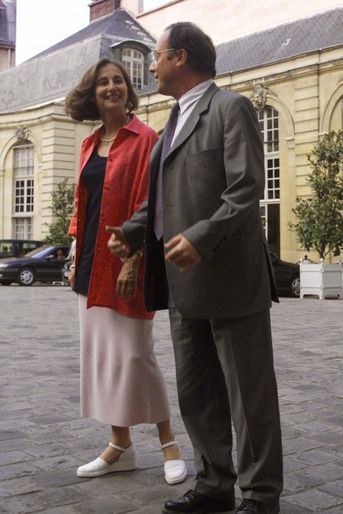 Ségolène Royal, ministre du gouvernement Jospin, et son compagnon François Hollande, en juillet 1999 à l&#039;Hôtel Matignon, où tous les membres du gouvernement étaient invités à dîner avant les vacances par le Premier ministre. 