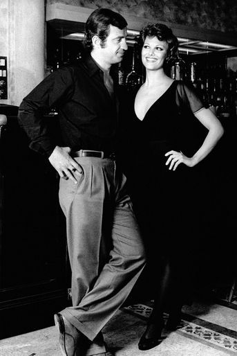 Claudia Cardinale avec Jean-Paul Belmondo sur le tournage de "La Scoumoune" en 1972.
